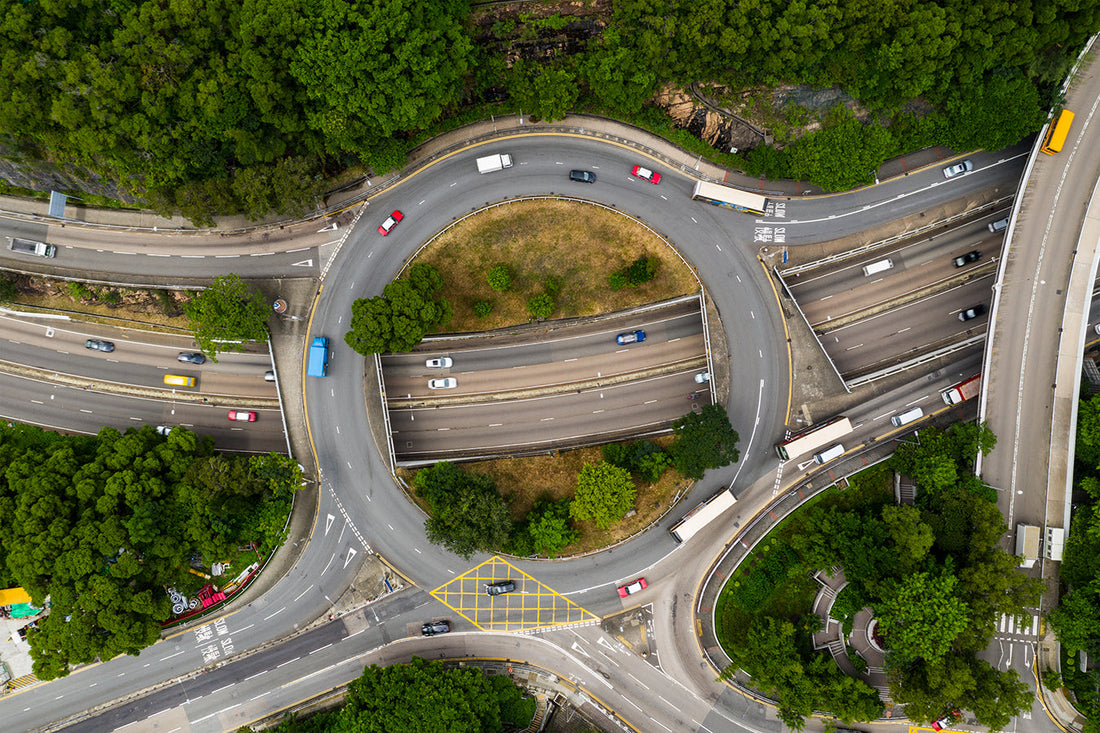 Roundabouts & 4‑Way Stops in the U.S.: Easy Rules for Visitors