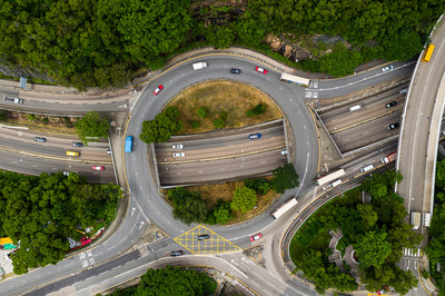 Roundabouts & 4‑Way Stops in the U.S.: Easy Rules for Visitors