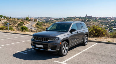 A car hire at the Twin Peaks summit with a panoramic view of the San Francisco skyline