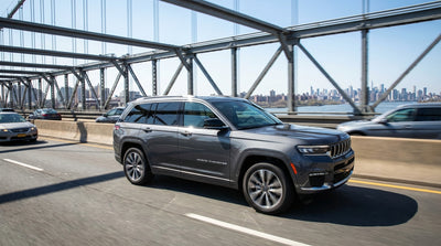 A car hire drives towards the entrance of the George Washington Bridge in New York, with signs for upper and lower levels